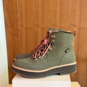 Teva Olive Green Hiker Boots with Pink Laces Size 8